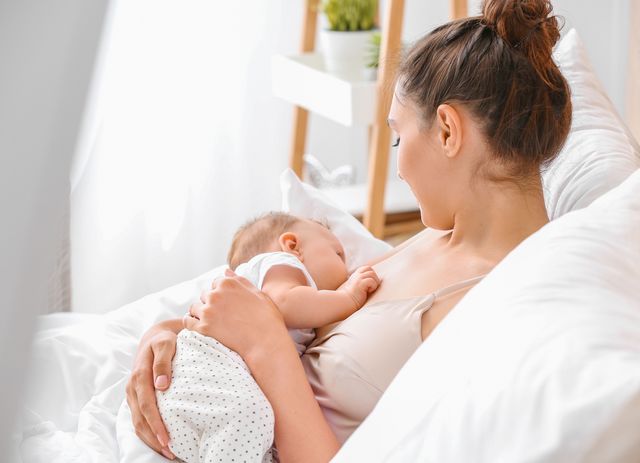 Eine Frau hat Probleme beim Stillen ihres Babys aufgrund eines Milchstaus in der Brust.
